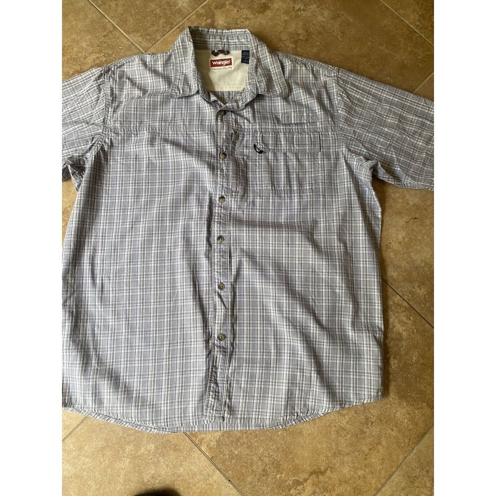 Wrangler Button Up Shirt Mens L Beige Plaid Short Sleeves Wrinkle Resist‎